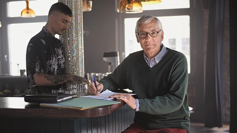 Ein rotes leeres Portemonnaie.