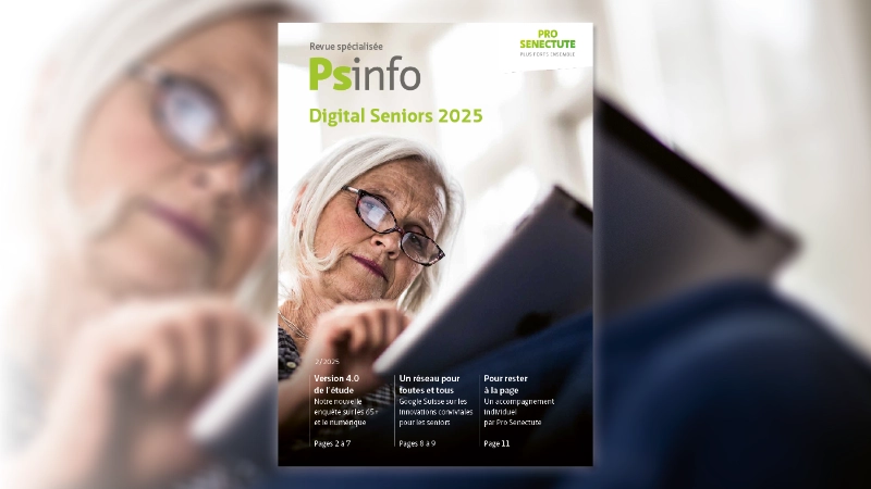 Page de couverture de Psinfo 02/2025: Une dame âgée portant des lunettes travaille sur sa tablette.