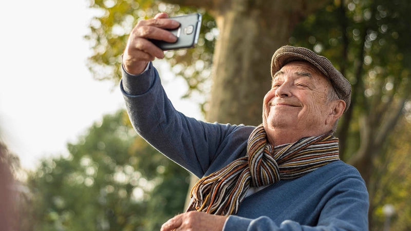 Mann macht ein Selfie von sich selbst.