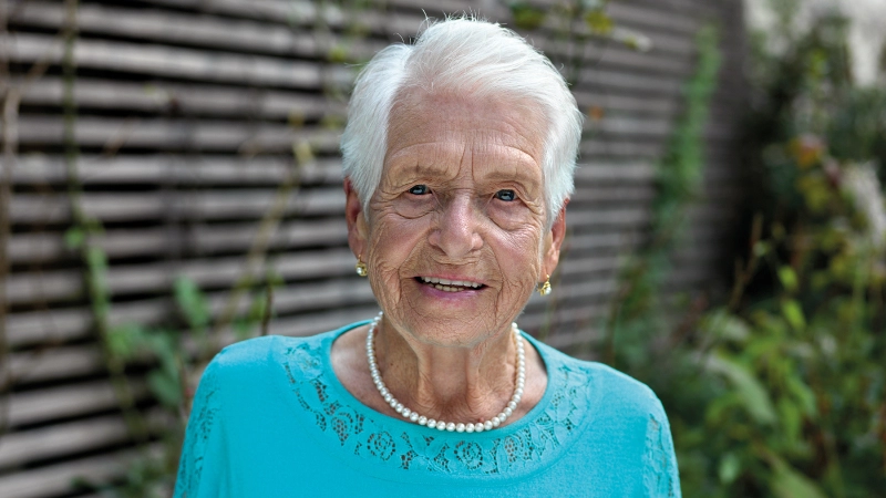 Eine Frau hohen Alters, die lächelt.