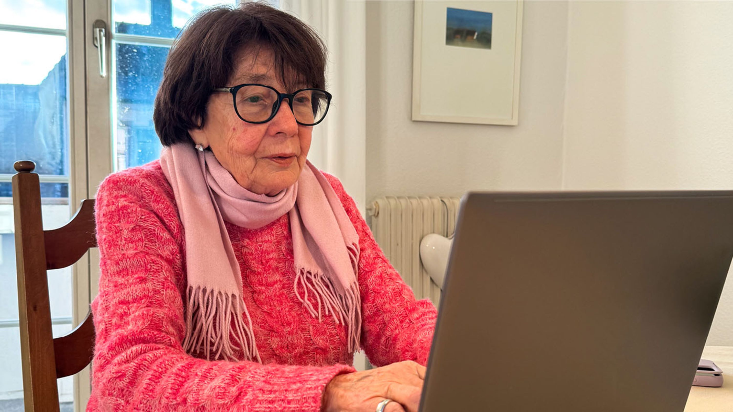 Einen Brief am Laptop zu schreiben, geht schneller als von Hand: Liliane Gasser bei ihrer Lieblingsbeschäftigung.