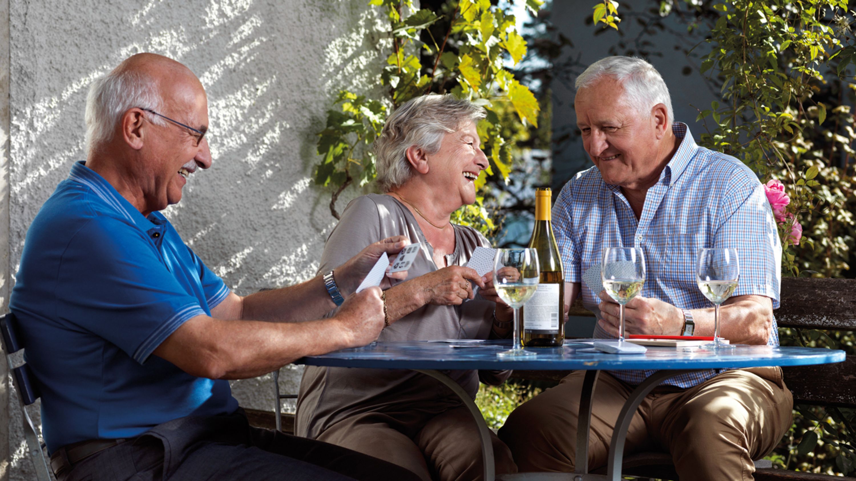 Des seniors en pleine partie de jass chez Pro Senectute