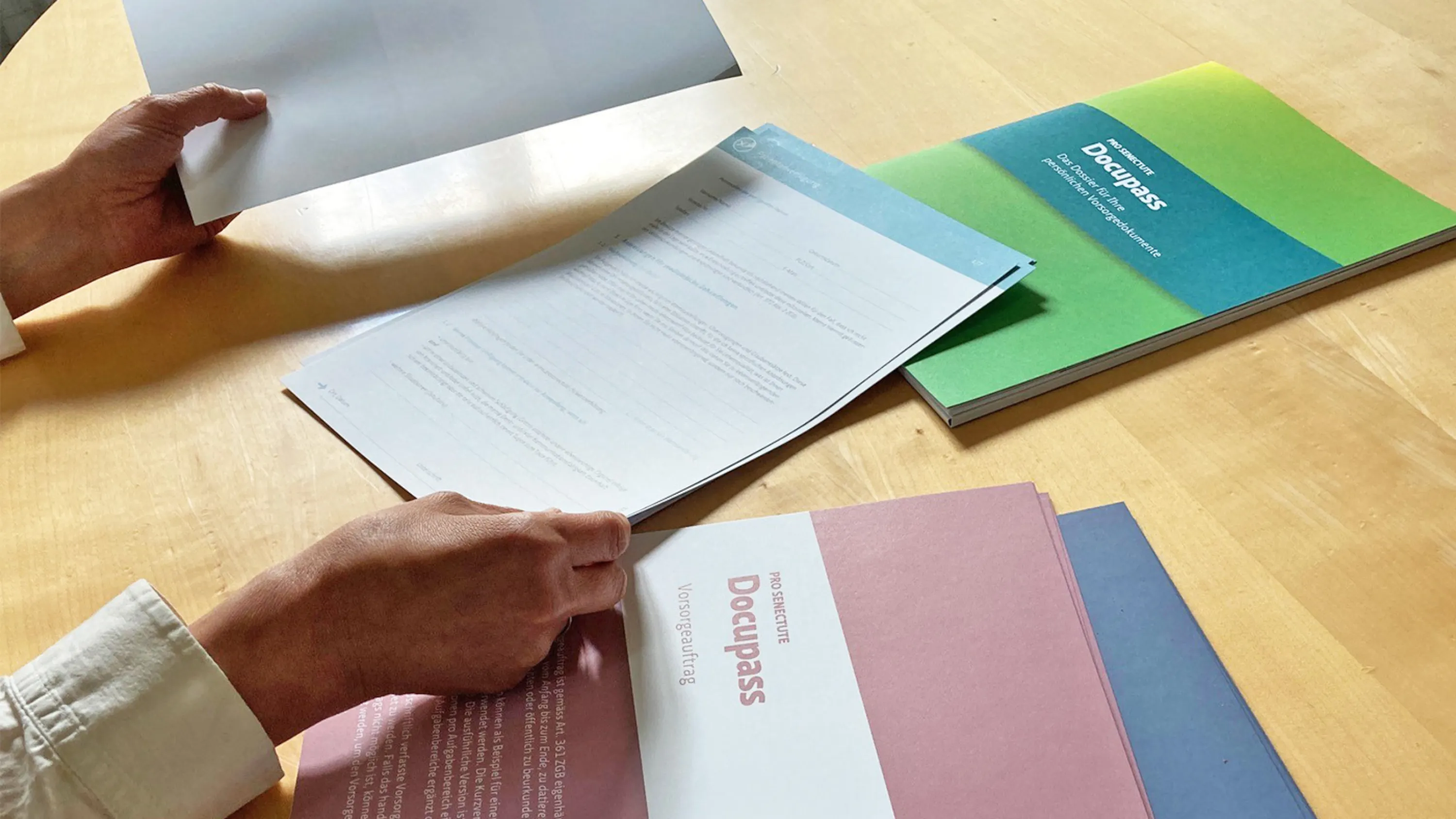 Le dossier pour les dispositions personnelles Docupass avec les directives anticipées et le mandat pour cause d’inaptitude.