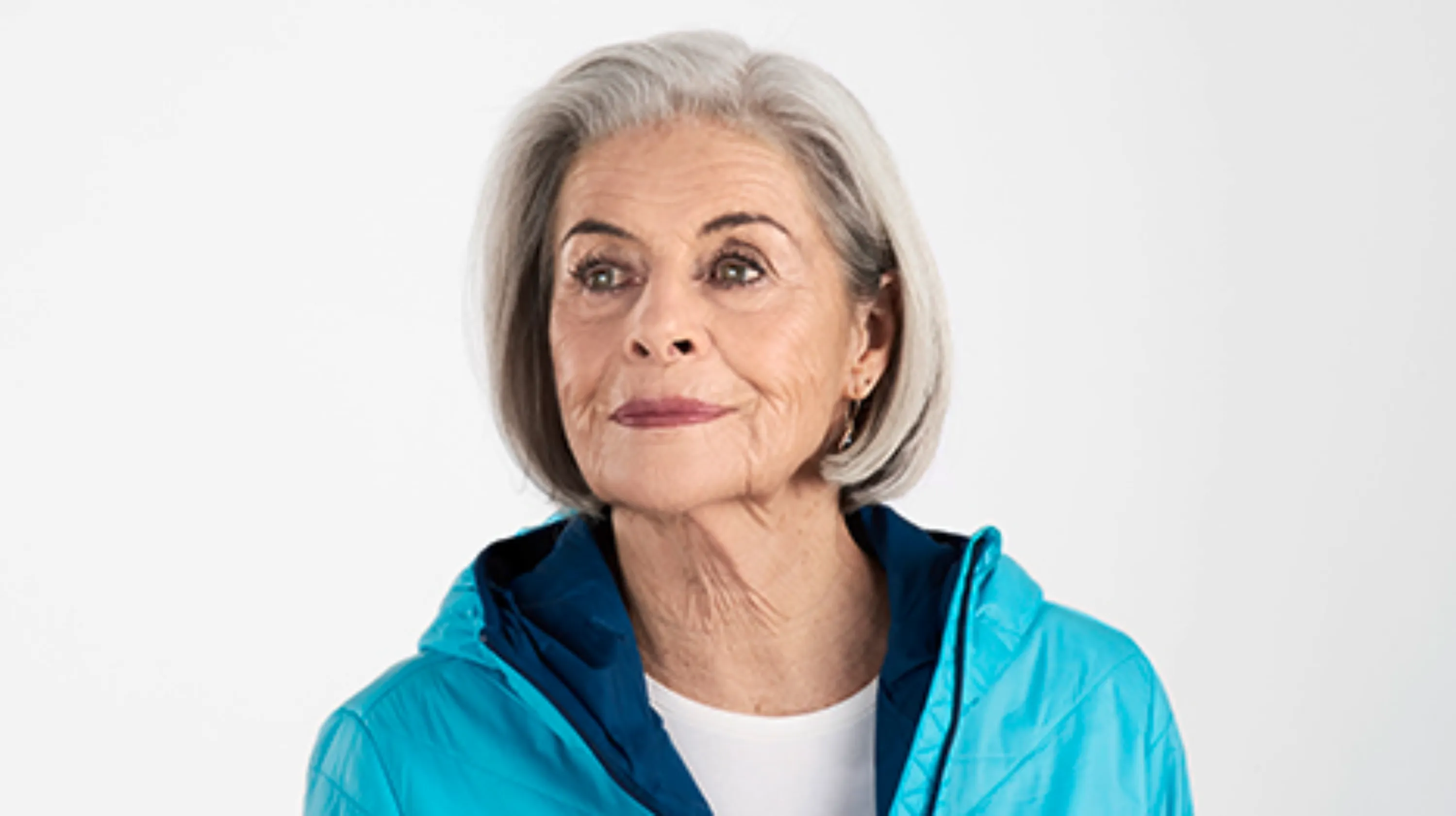 Une seniore actif et satisfait